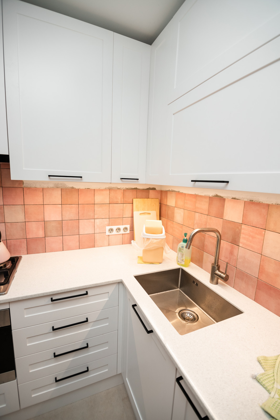 Белая небольшая кухня в стиле неоклассика