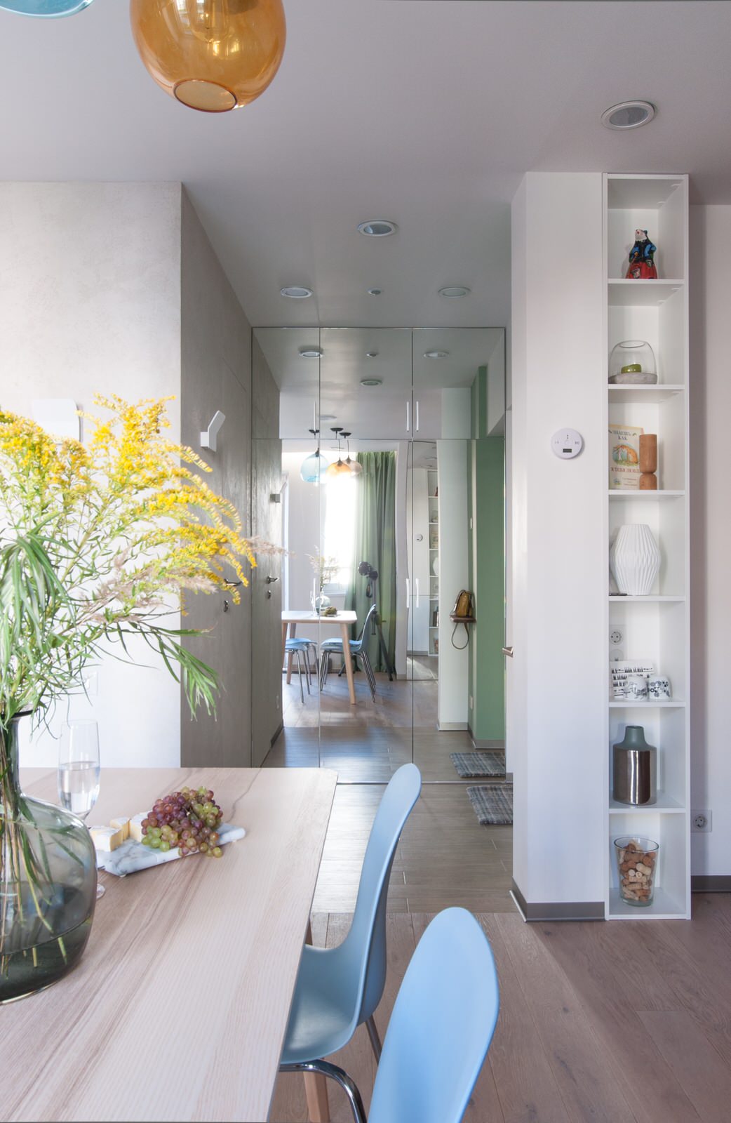 Вид из столовой в зону коридора