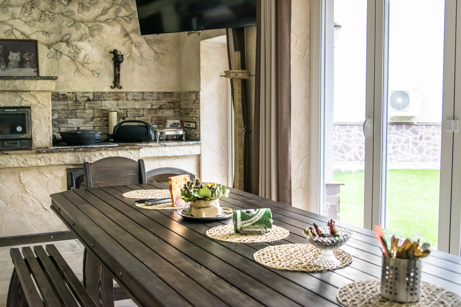 Крытая терраса с мангальной зоной в скандинавском стиле.