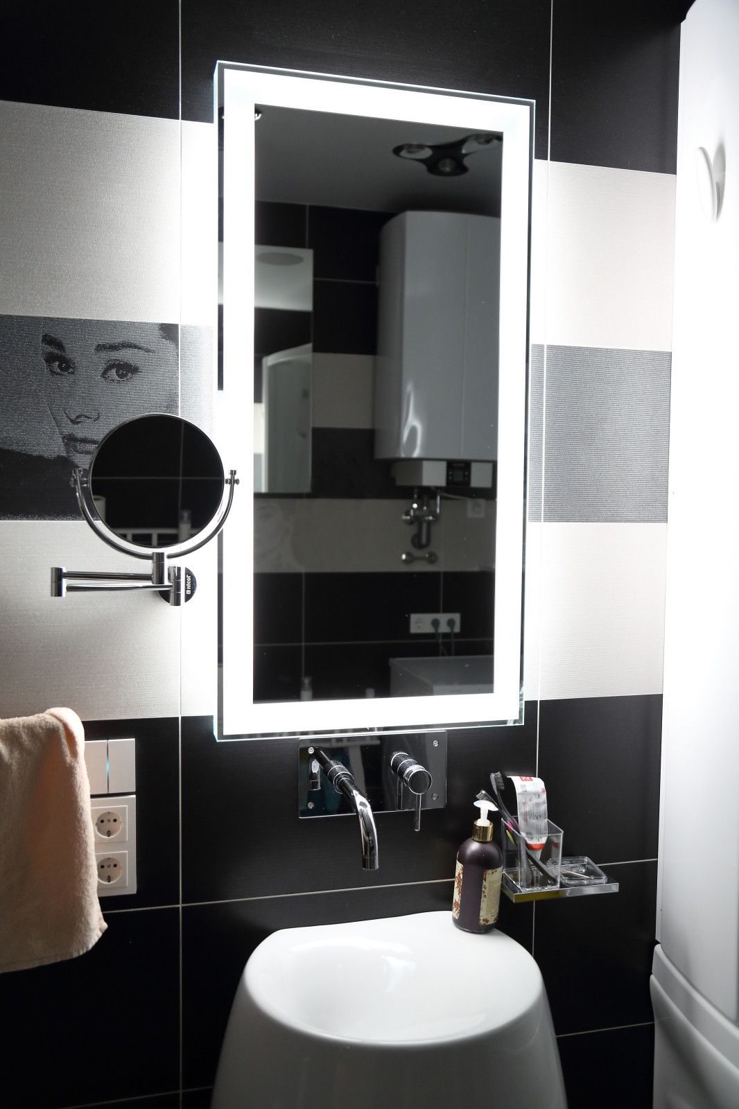 Подсветка зеркала.