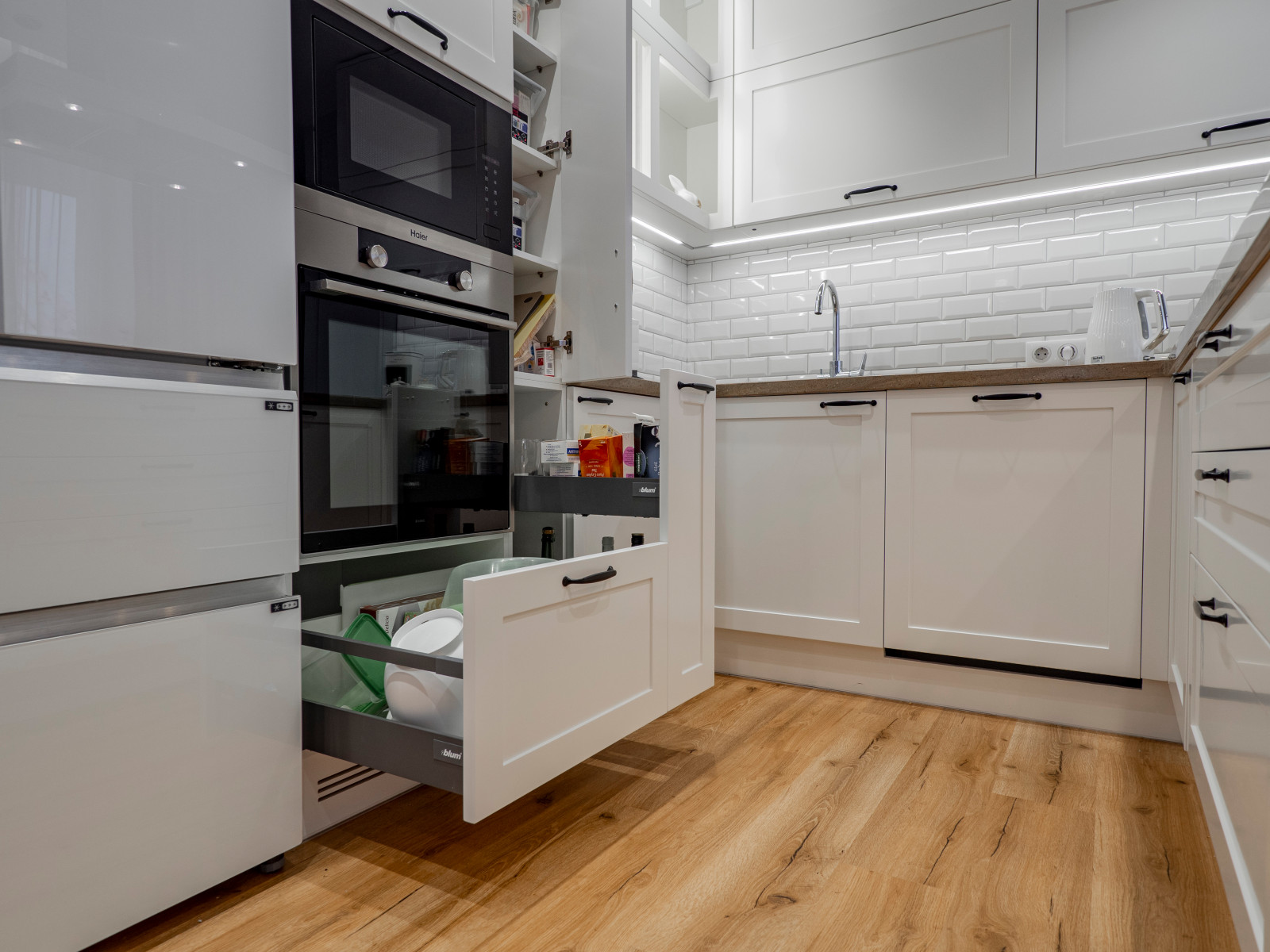 Стильная неоклассическая кухне в белом цвете