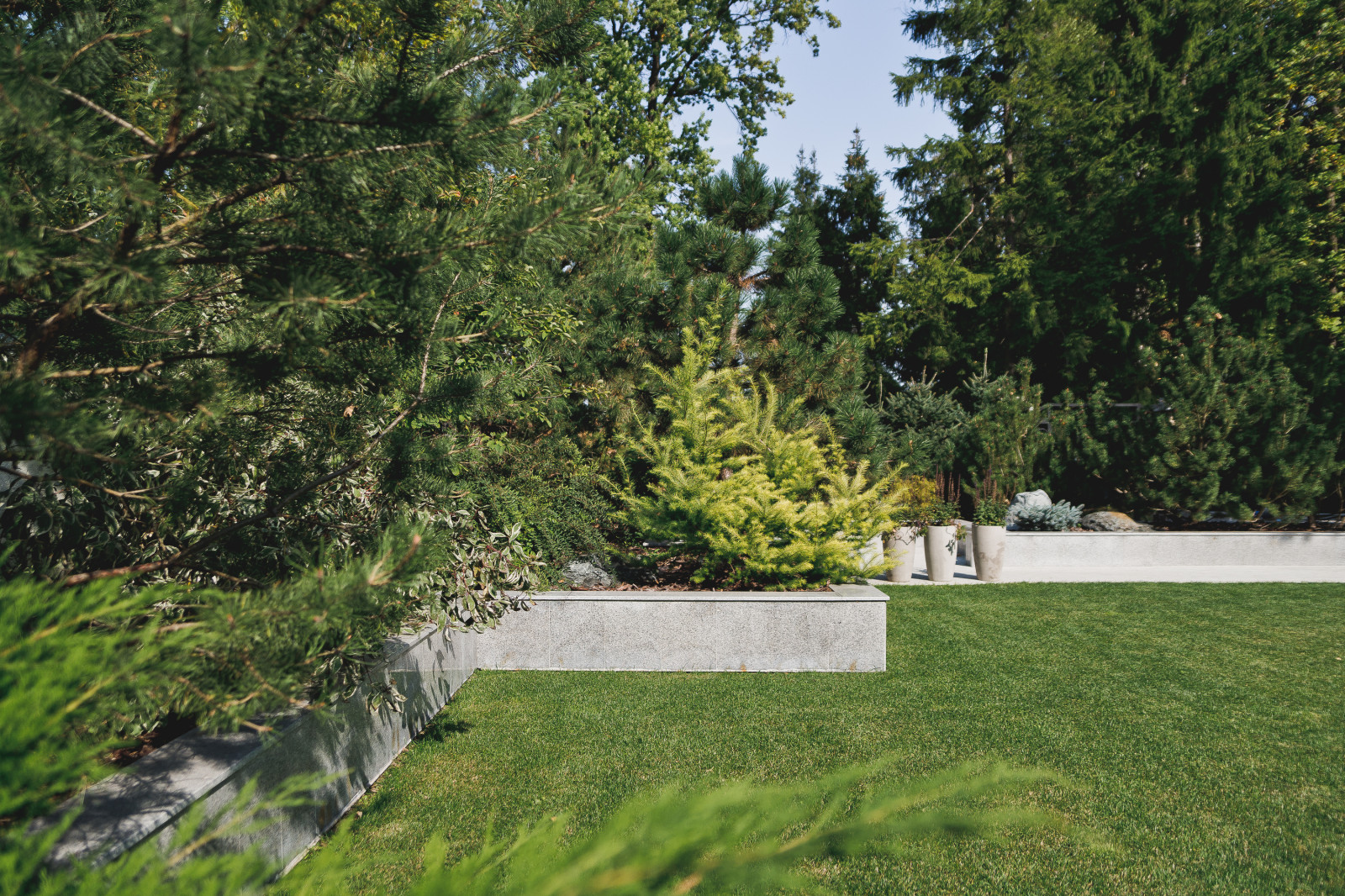 Маленький сад перед таунхаусом