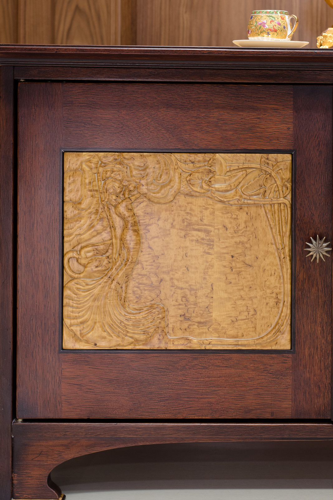 Тумба из карельской берёзы и венге. Доступна для продажи.