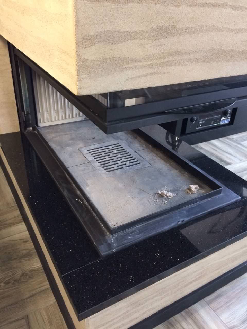 Установка трехстороннего камина с полкой из натурального камня