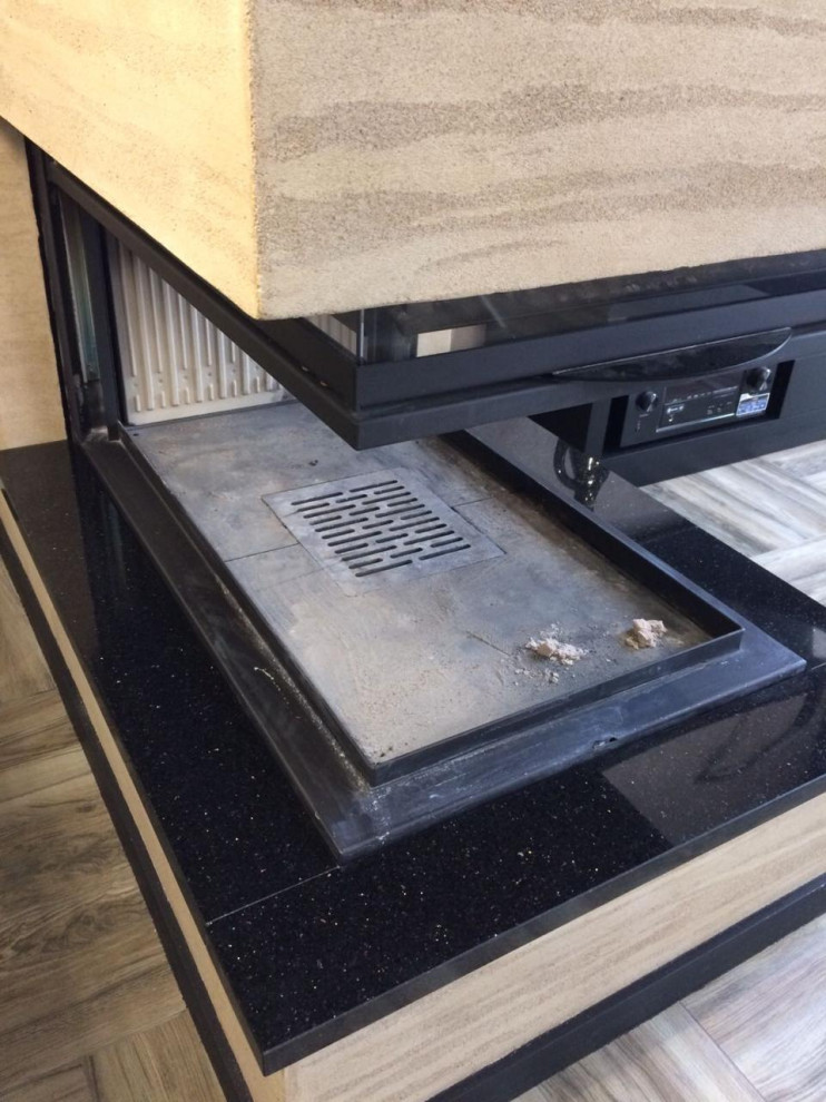 Установка трехстороннего камина с полкой из натурального камня