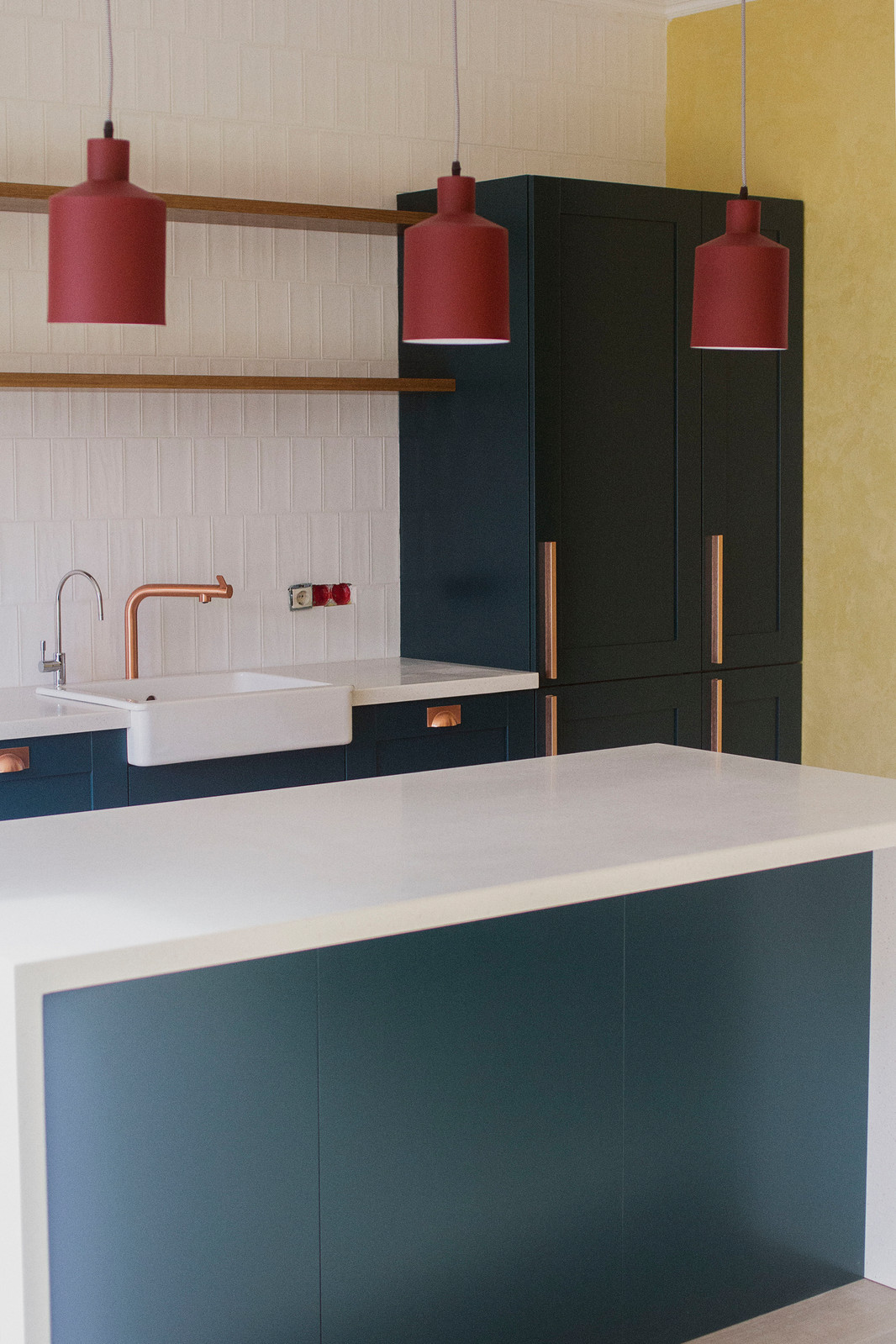 Изумрудная кухня в частном доме