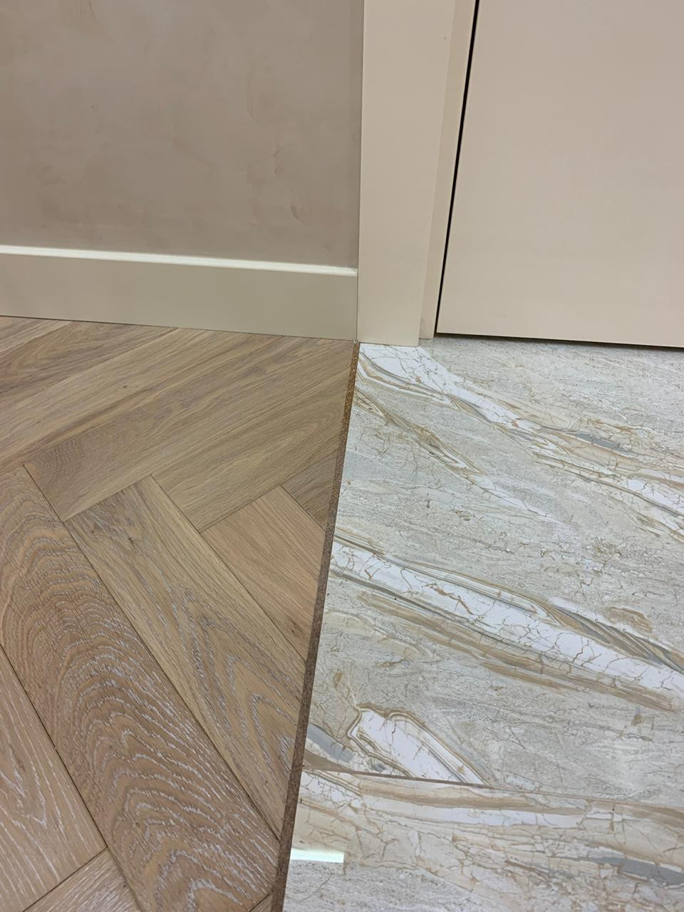 Комбинированное покрытие пола и стыковка