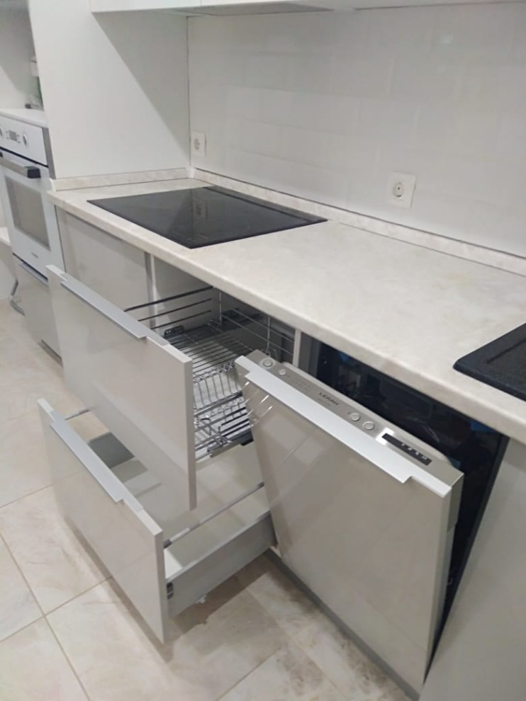 Современная кухня  с антресольной зоной серый глянец