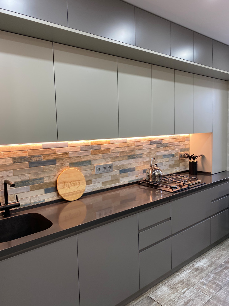 Кухня в стиле минимализм с антресолями