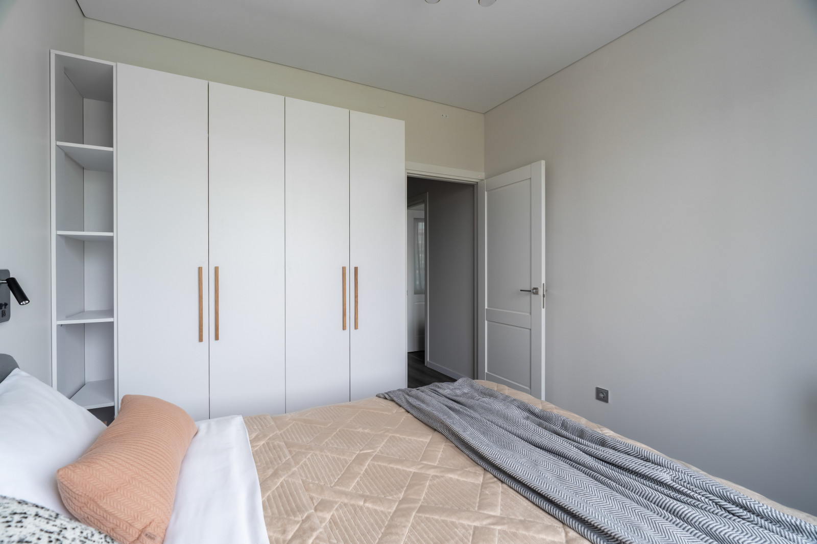 Парадный ансамбль, 2евро, 32м2