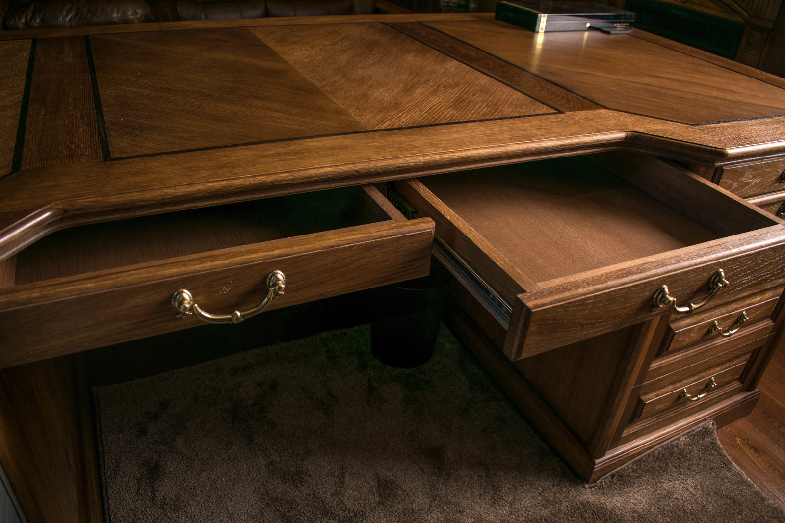 Классическая библиотека в духе современных тенденций.