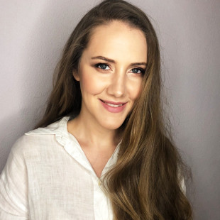 Анна Захарова