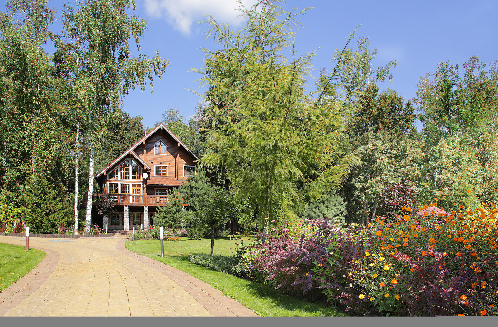 Дом из клееного бруса с цокольным этажом и американской террасой