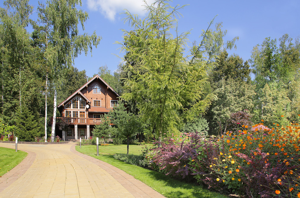 Дом из клееного бруса с цокольным этажом и американской террасой