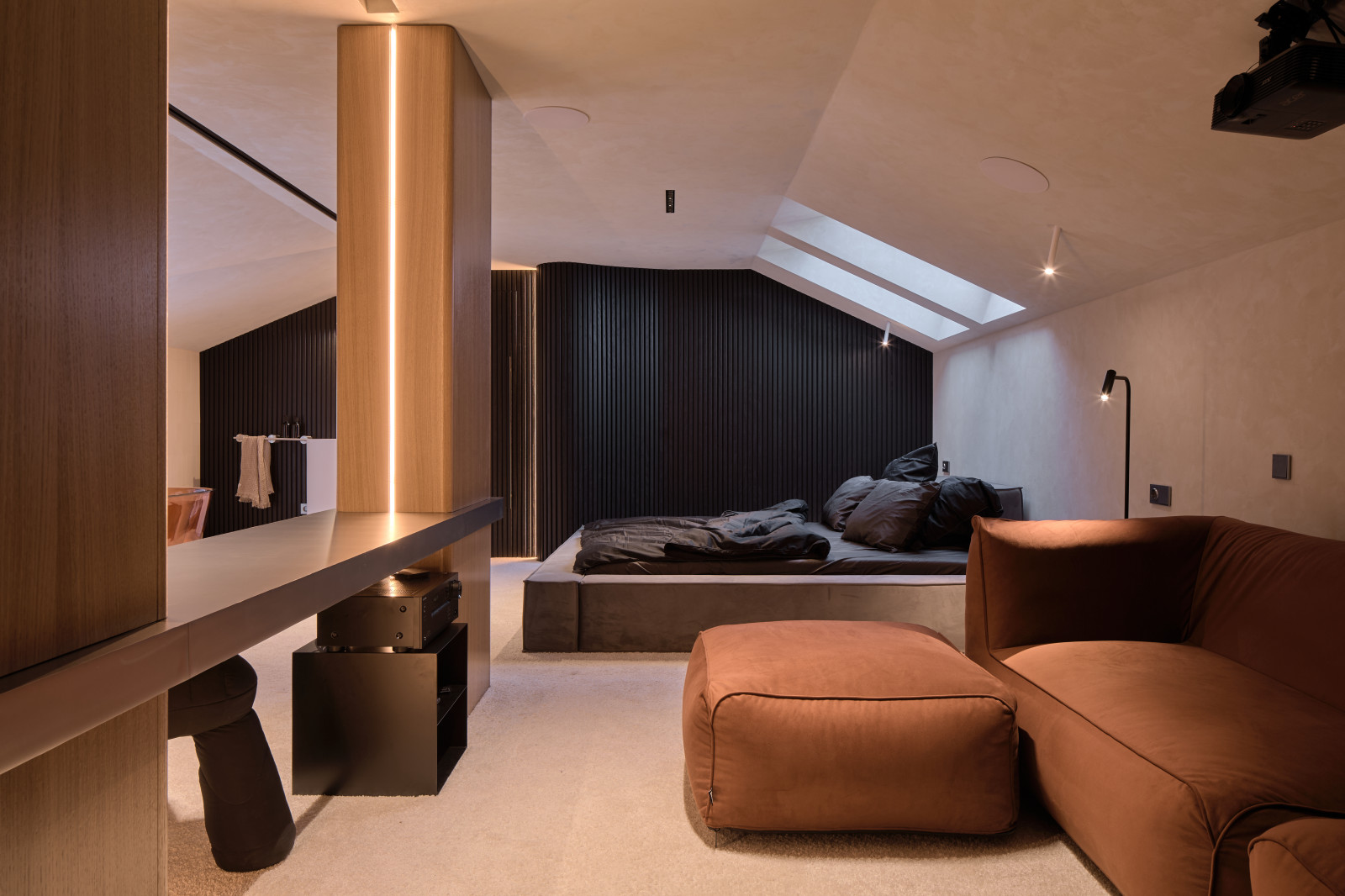 Спальня с прозрачной ванной