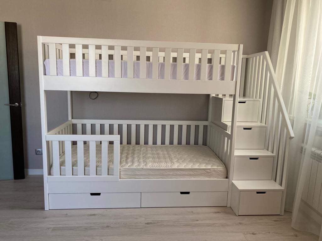 Обложка проекта: Двухъярусная кровать с лестницей-комодом