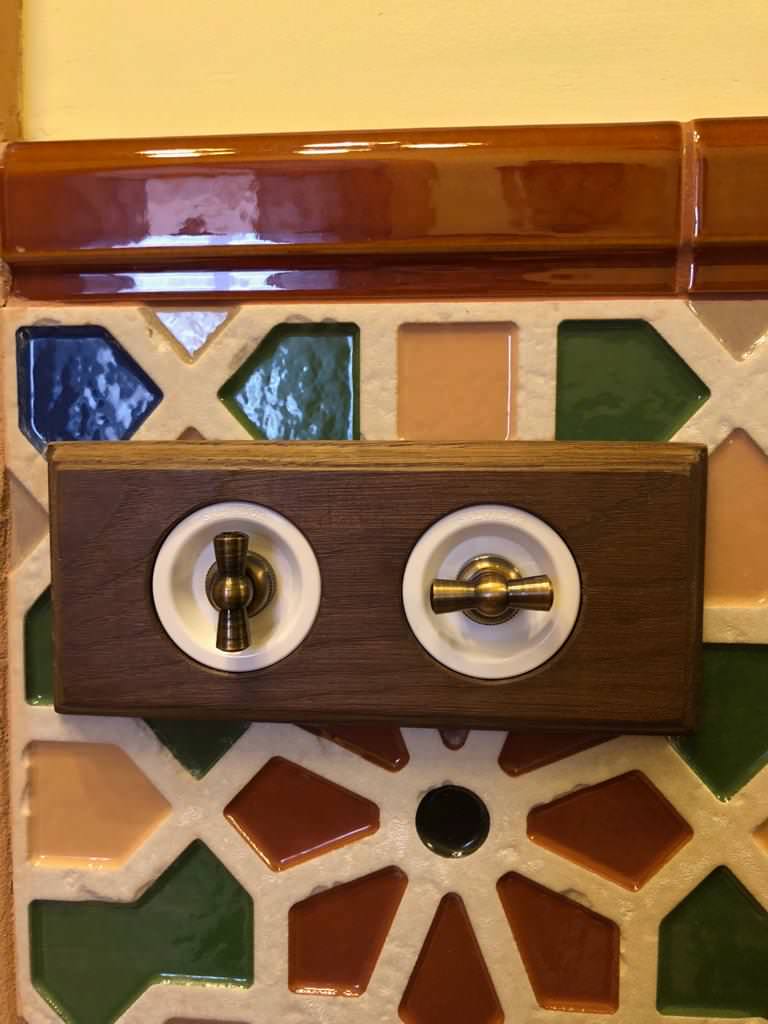 Винтажная электрика Salvador для скрытого монтажа в интерьере загородного дома.