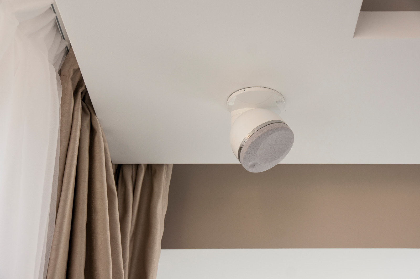 Тыловая подвесная акустика