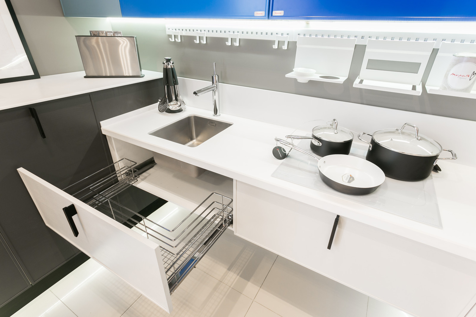 Бело-синяя кухня