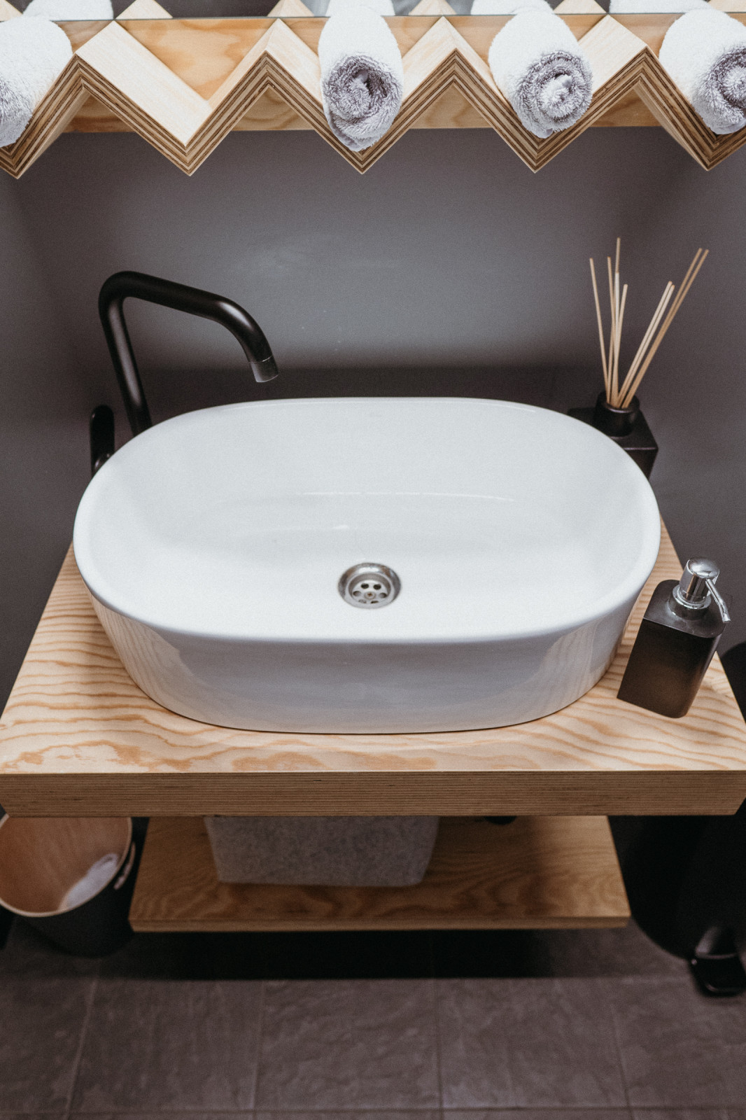 Раковина и открытые полки в сан. узел