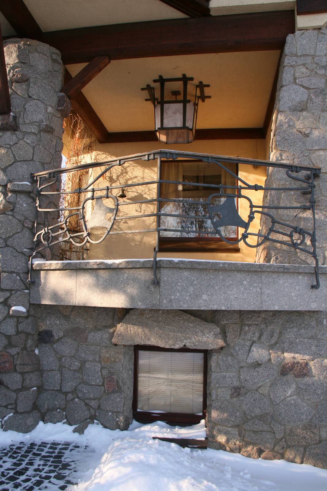 House in front of national park                       (Дом напротив заповедника)