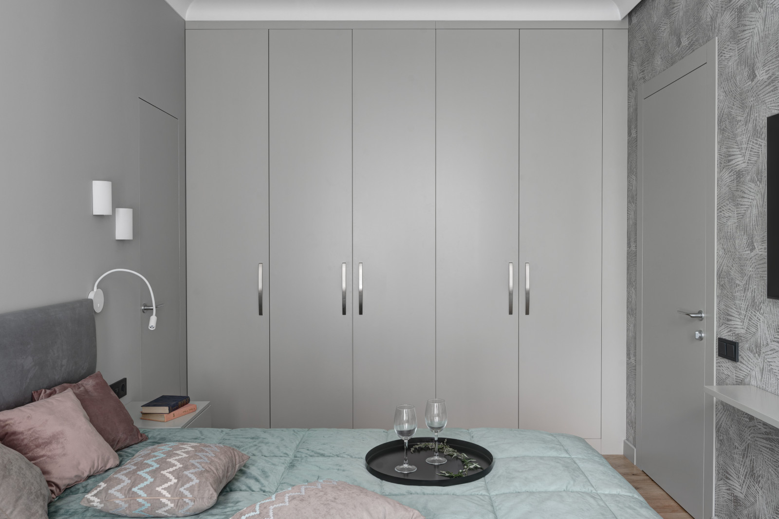 "Смокинг". Квартира на наб. Т. Шевченко