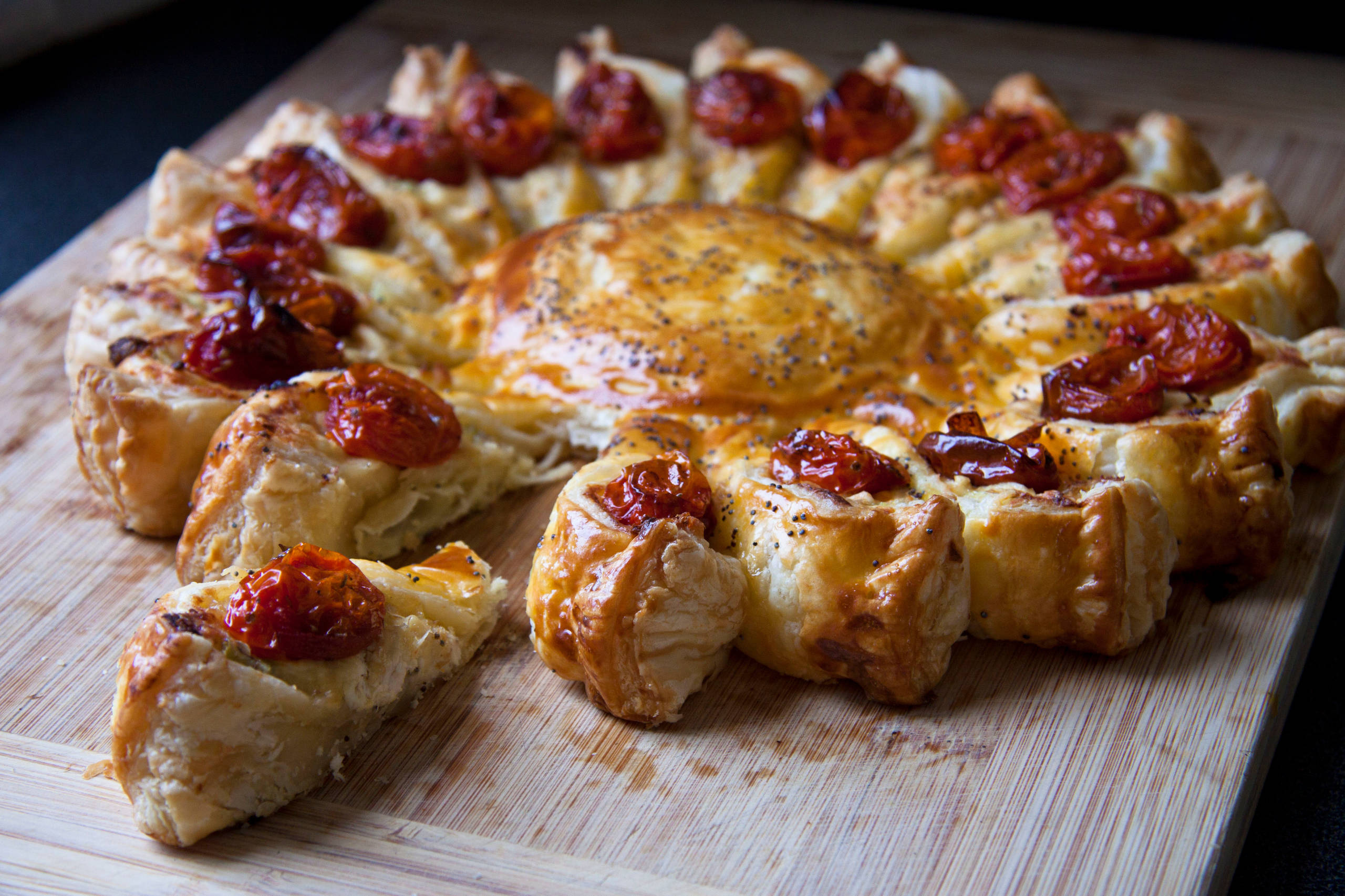 DIY: Пирог-солнце из слоеного теста, сыра и овощей