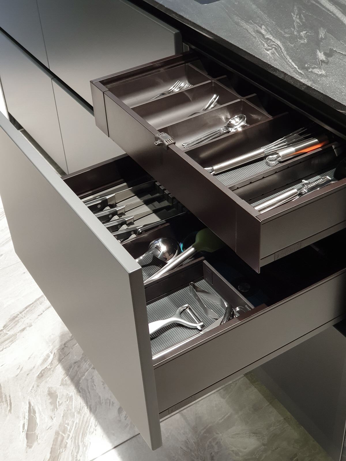 кухня серый камень