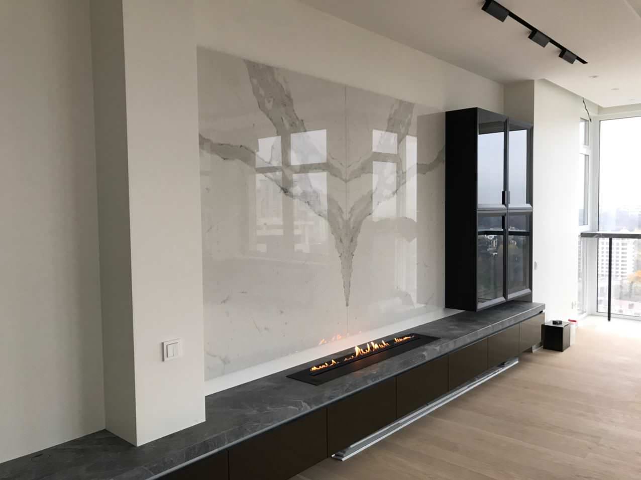 Встроенный биокамин на фоне мраморной стены