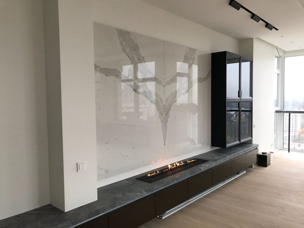 Встроенный биокамин на фоне мраморной стены