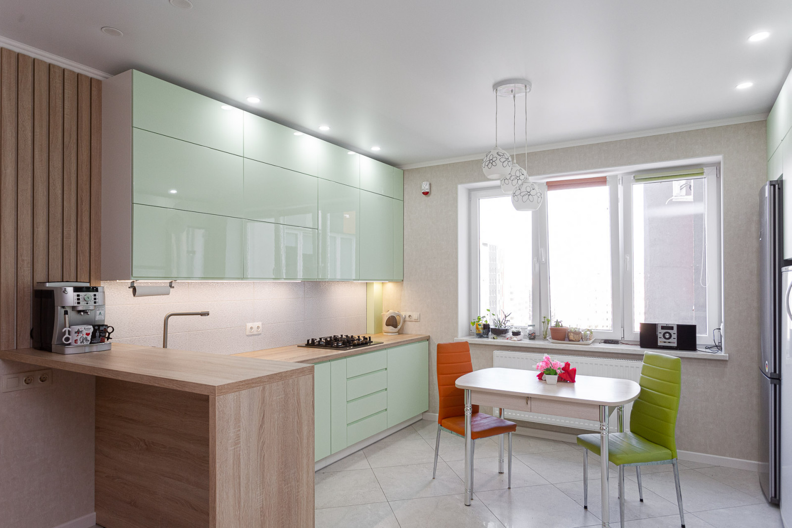 Мятная кухня со стеклянной витриной и подсветкой