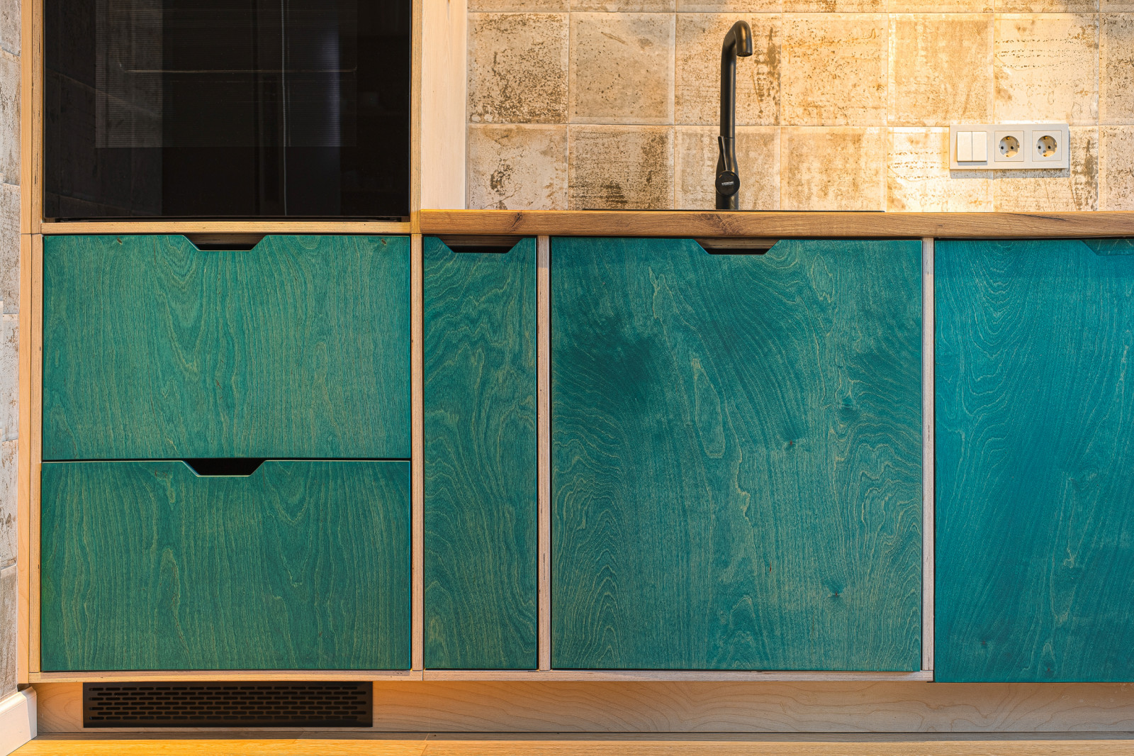 Кухня из фанеры с открытыми торцами ящиков.