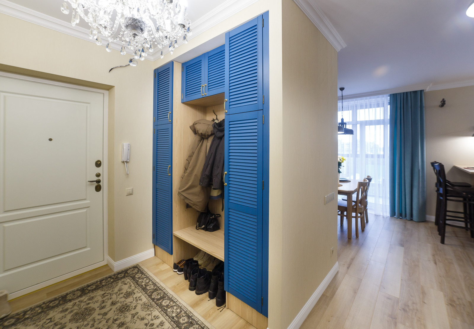 Разноцветная двухкомнатная квартира для девушки, которая любит вязать.