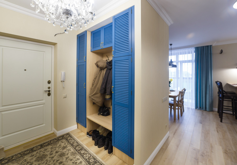 Разноцветная двухкомнатная квартира для девушки, которая любит вязать.