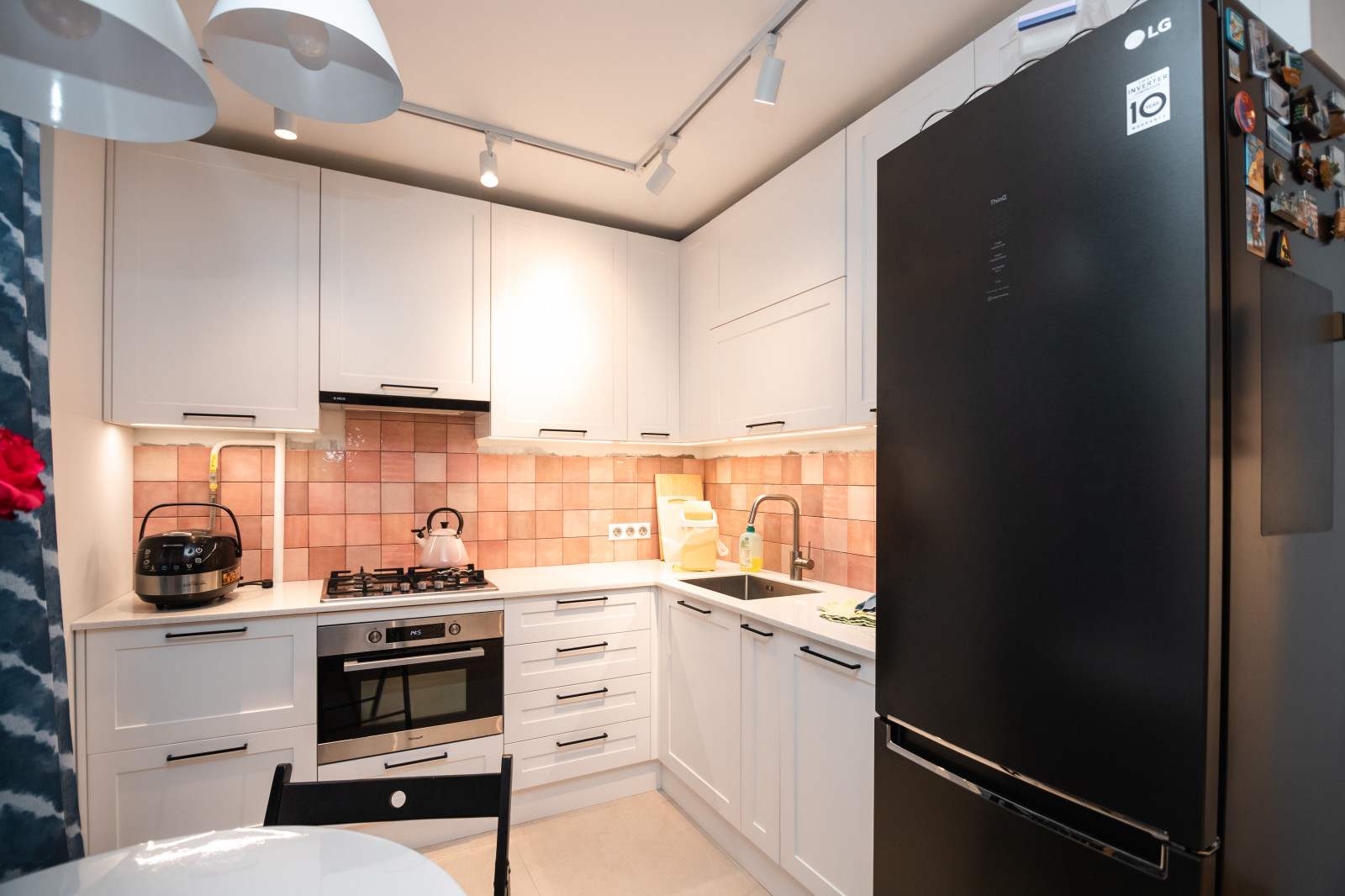 Белая небольшая кухня в стиле неоклассика