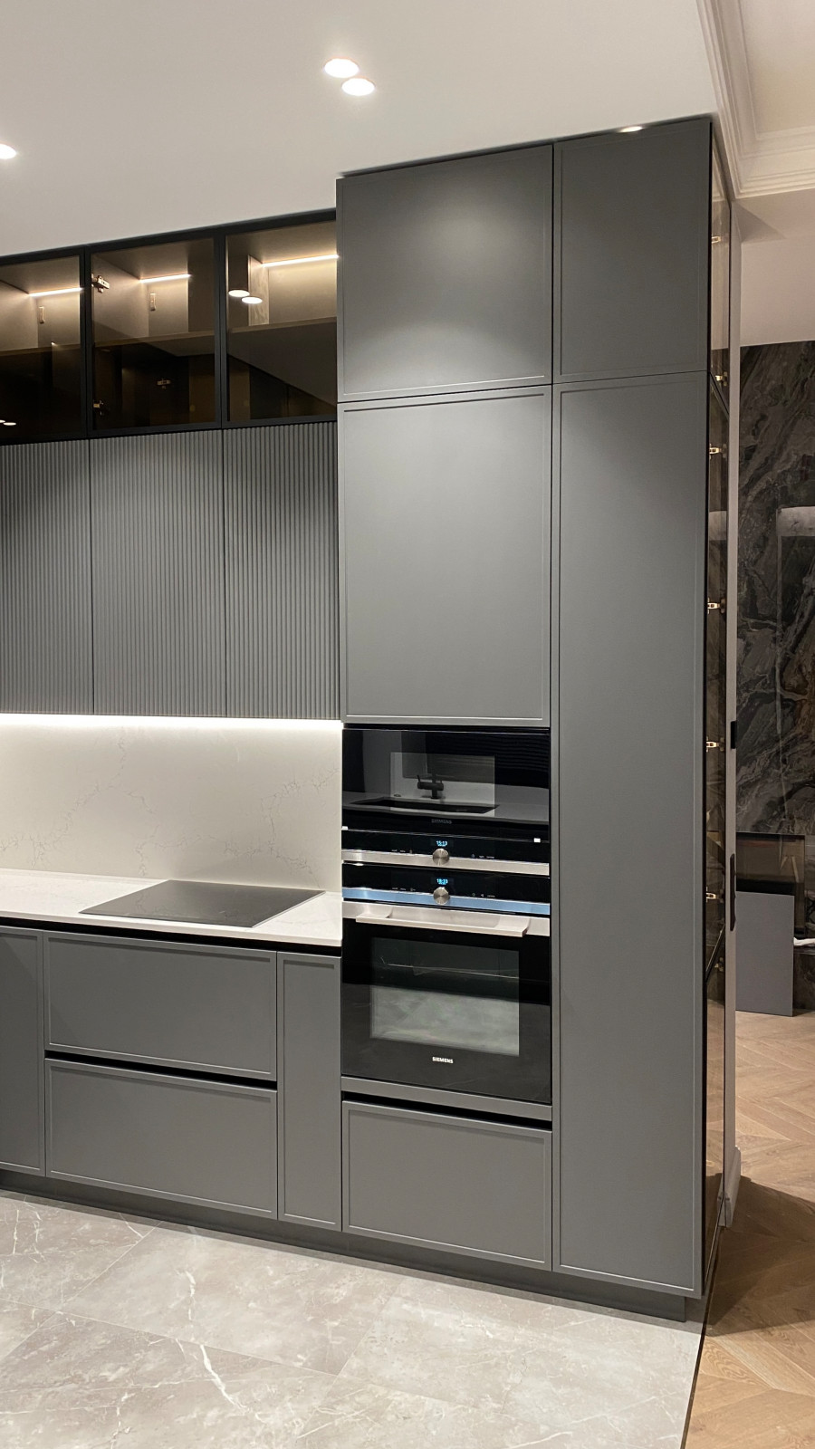 Кухня с кладовой в загородном доме