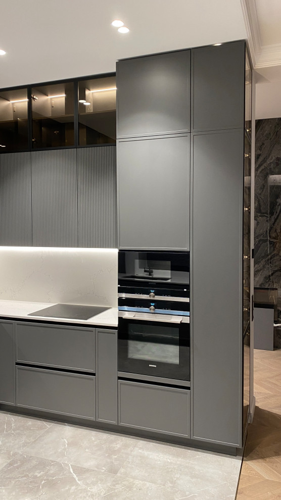 Кухня с кладовой в загородном доме