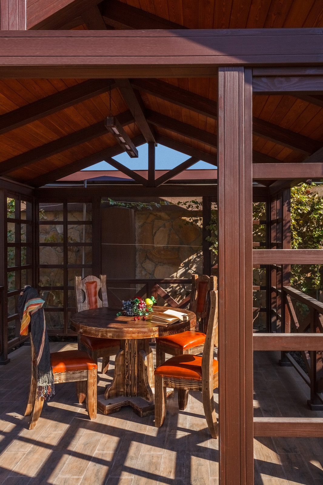 Отель "МАСК". Беседка на территории.