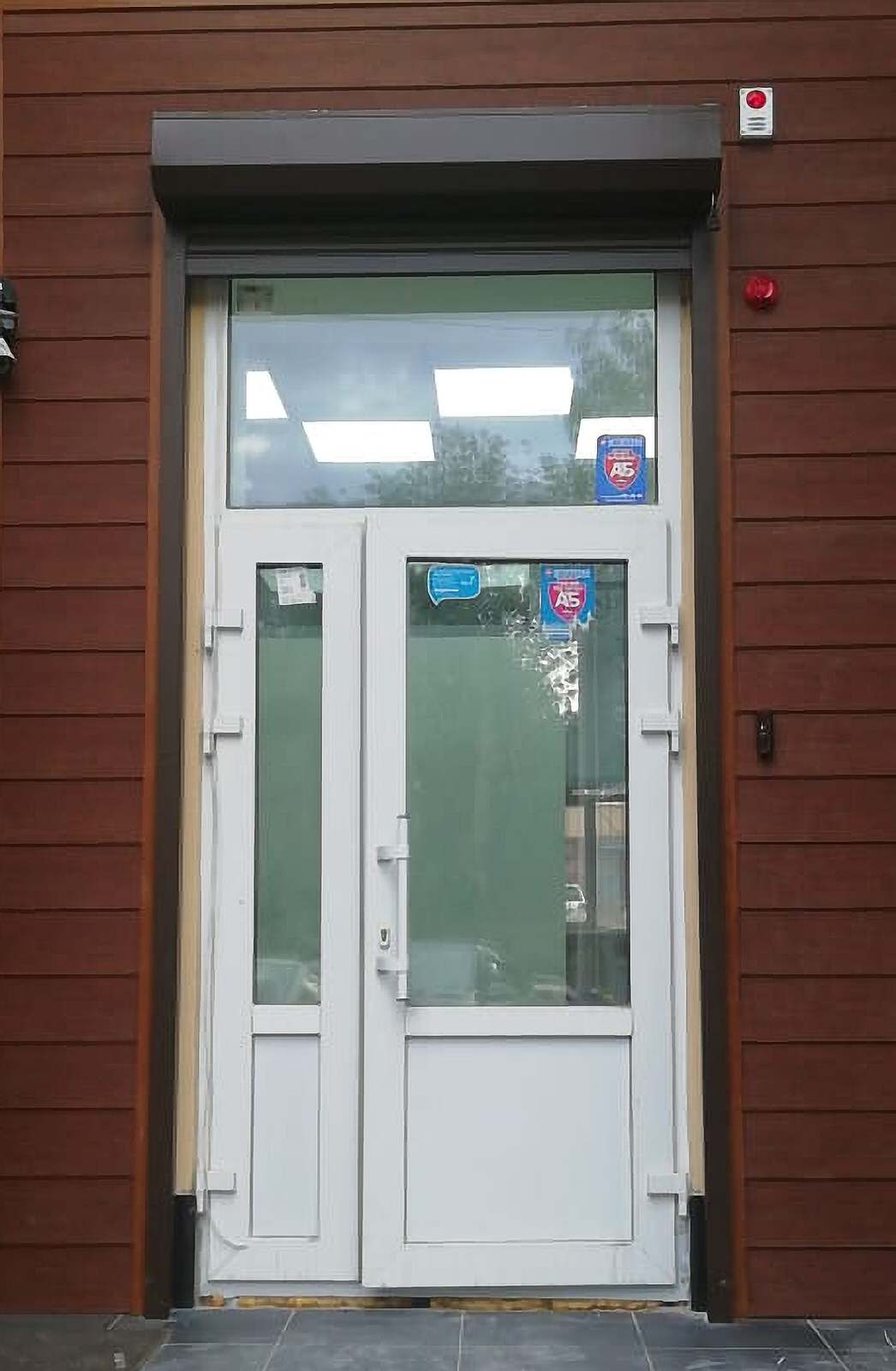 Декор входной пластиковой двери для салона красоты.