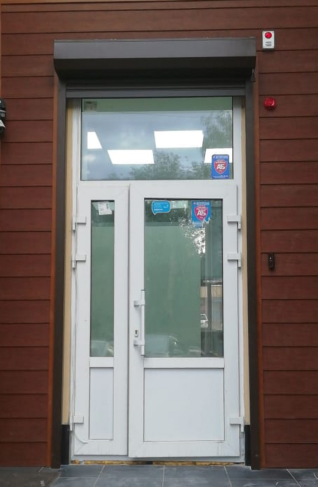 Декор входной пластиковой двери для салона красоты.