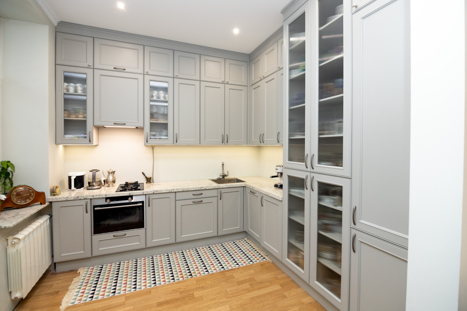 Светло-серая кухня в классическом стиле