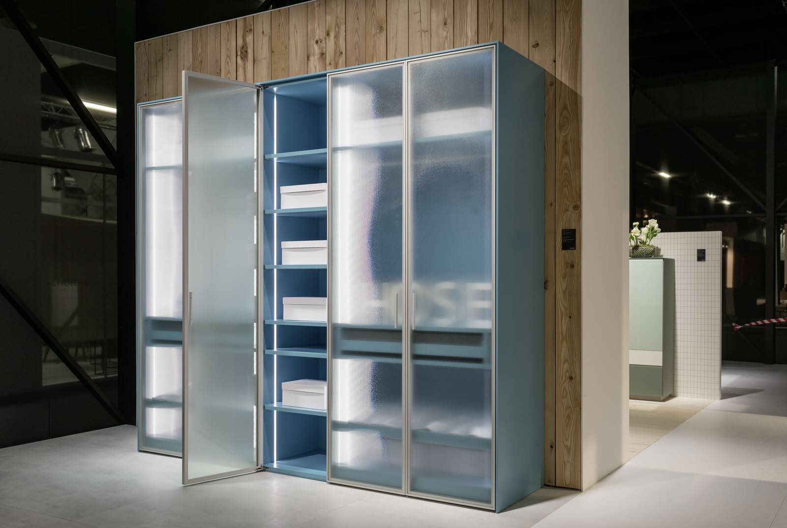 Шкафы с прозрачными дверьми raumplus