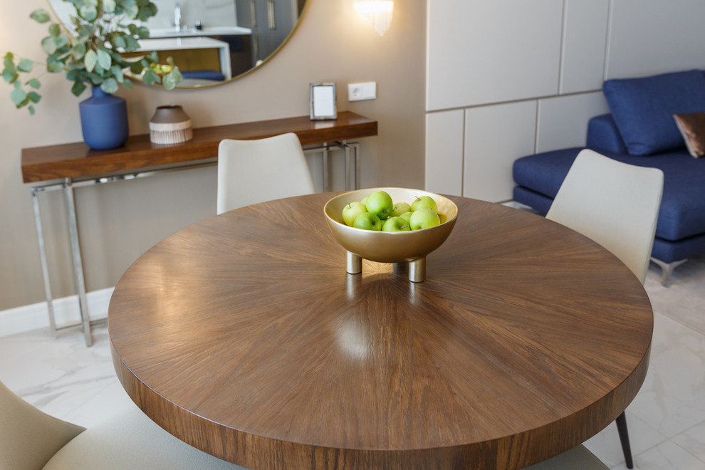 Квартира с радиусными панелями и глубокими цветами