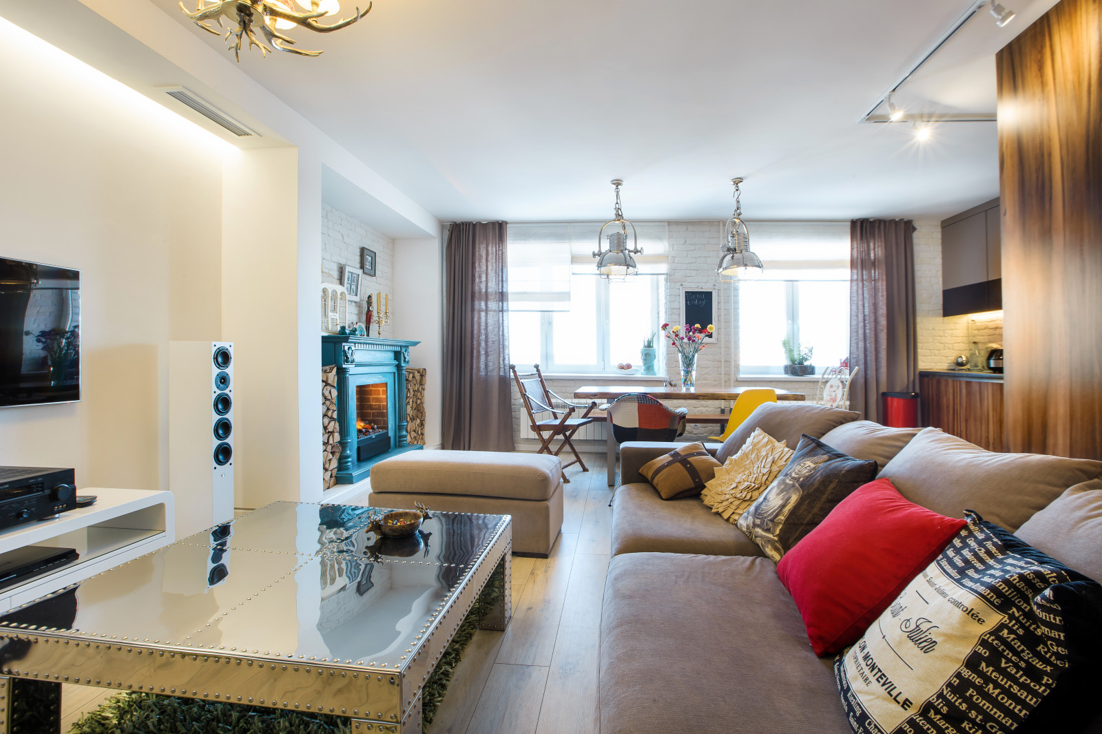 Houzz тур: Деревянный куб в гостиной и белая спальня для молодой семьи