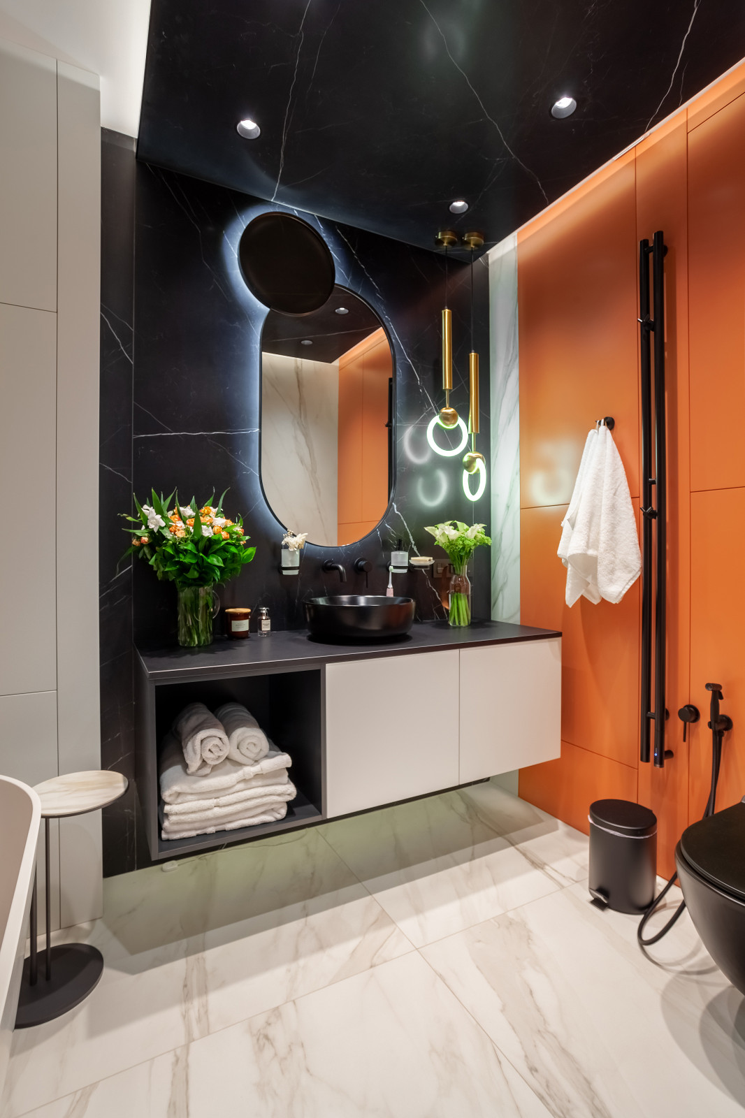 Тяжелая подвесная тумба под раковину сделана на специальных стеновых навесах