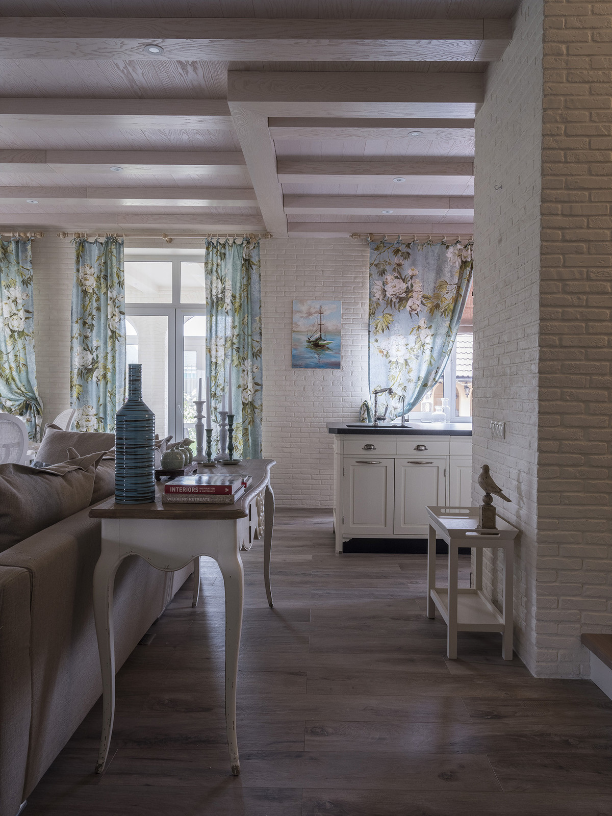 Светлый загородный дом. Дизайнер: Елена Румянцева