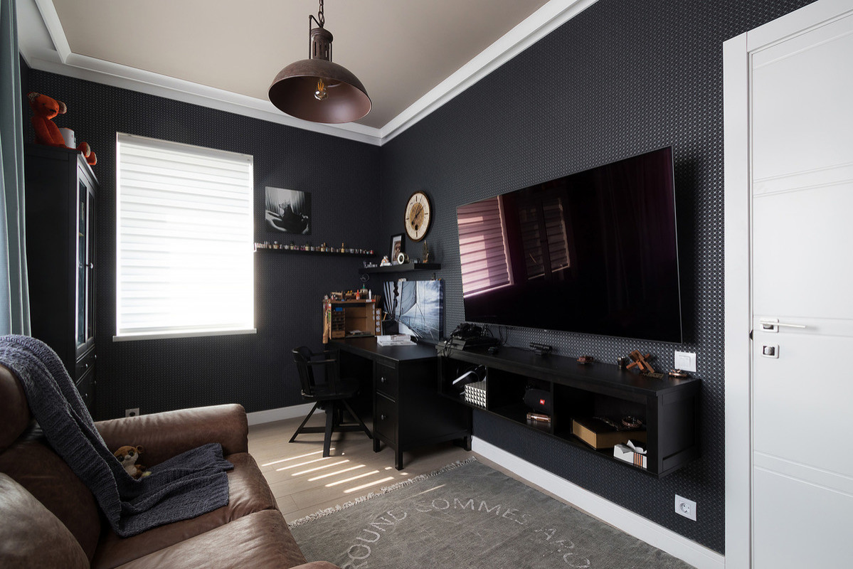 Яркий дом в пригороде