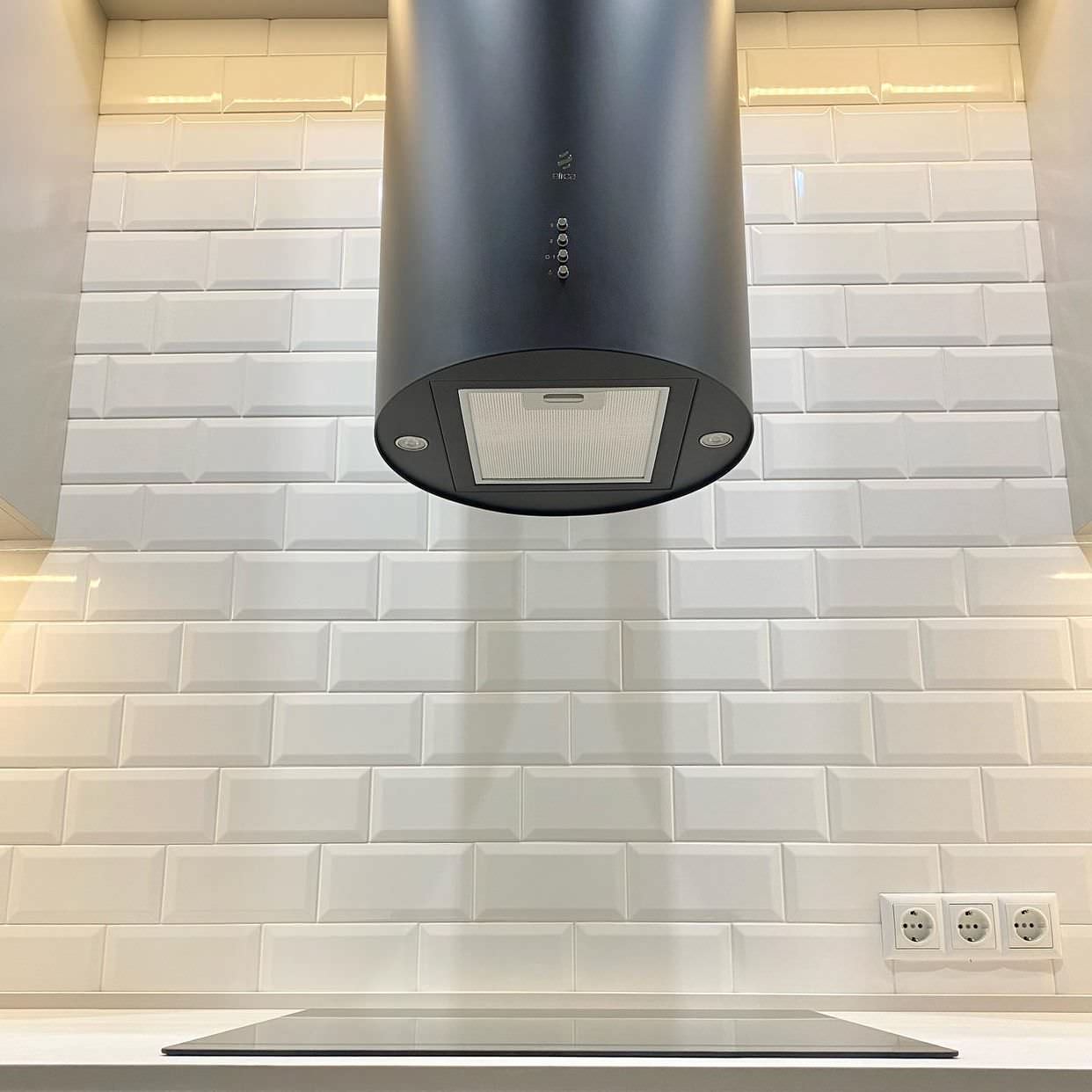 Стильная кухня с витриной