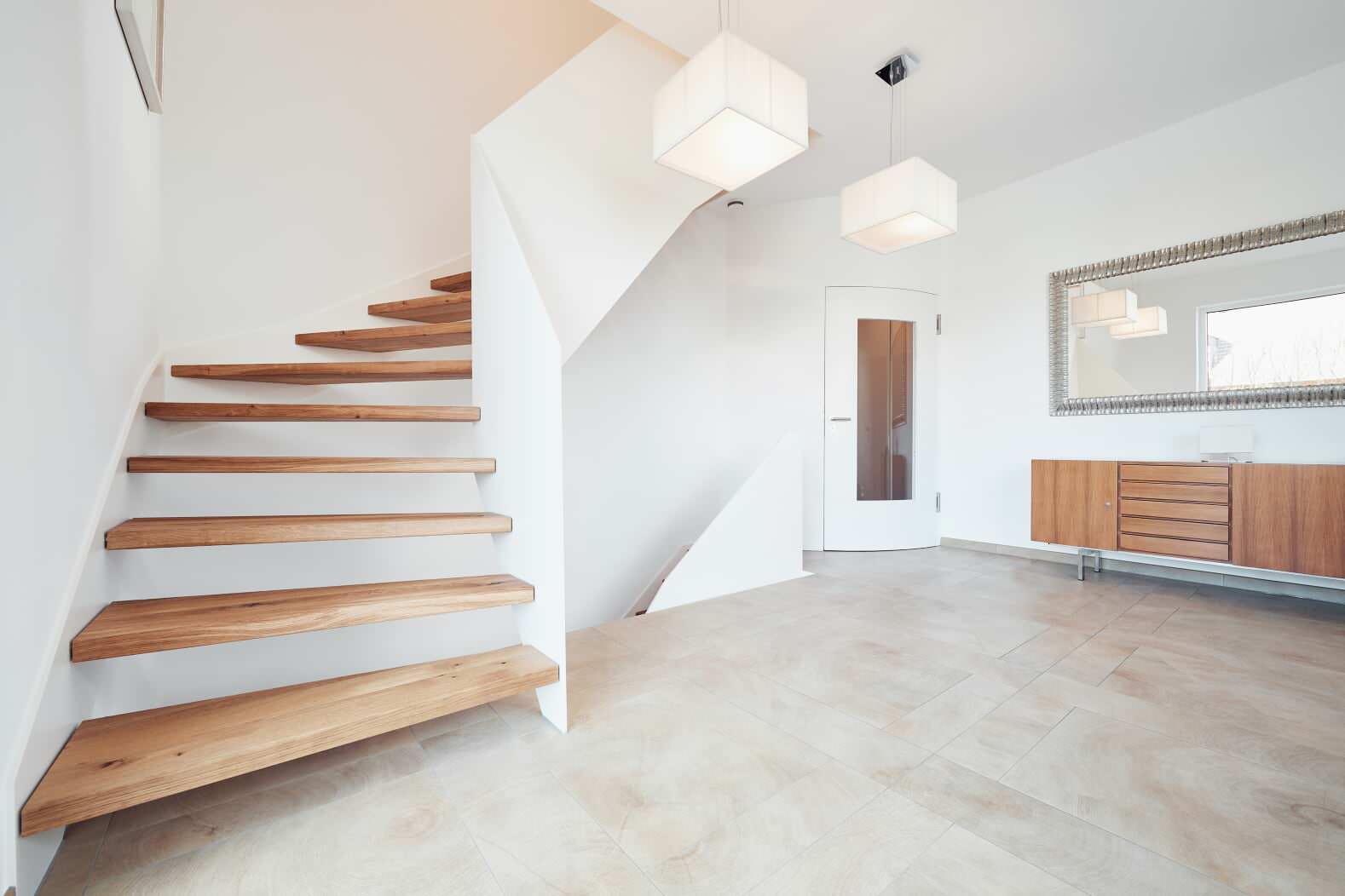 лестница из дуба с белой балюстрадой