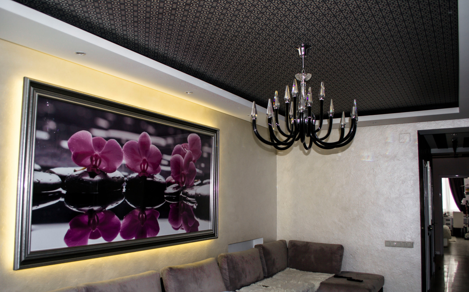 Контрастный дизайн интерьера квартиры